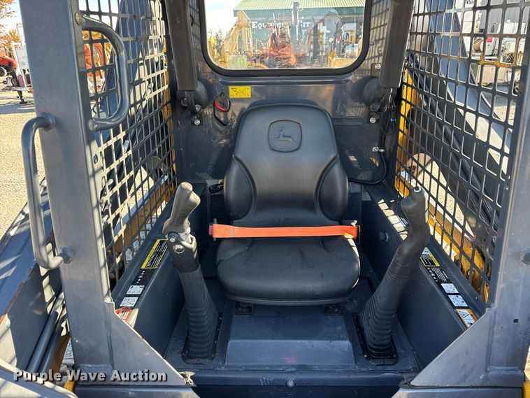 image for item ER0237 2017 John Deere 318G skid steer loader