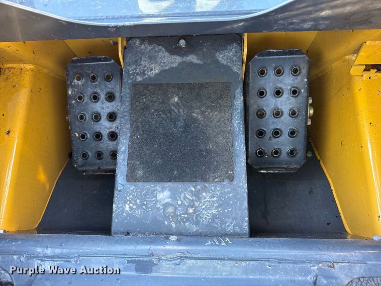 image for item ER0237 2017 John Deere 318G skid steer loader