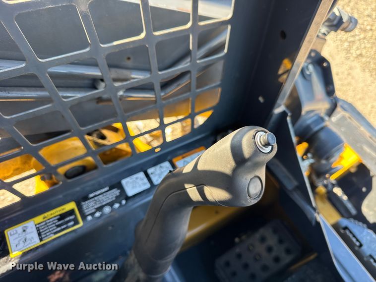 image for item ER0237 2017 John Deere 318G skid steer loader