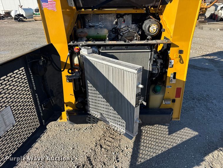 image for item ER0237 2017 John Deere 318G skid steer loader