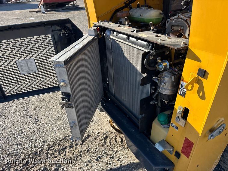 image for item ER0237 2017 John Deere 318G skid steer loader