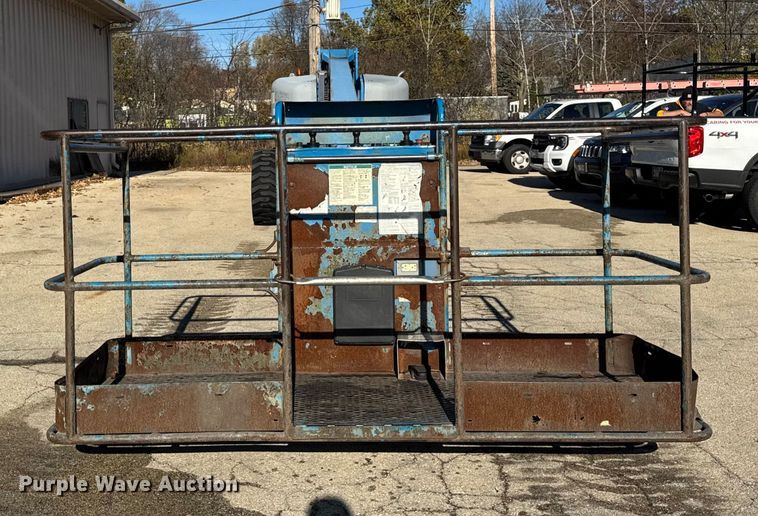 image for item ER0267 2005 Genie S85 boom lift