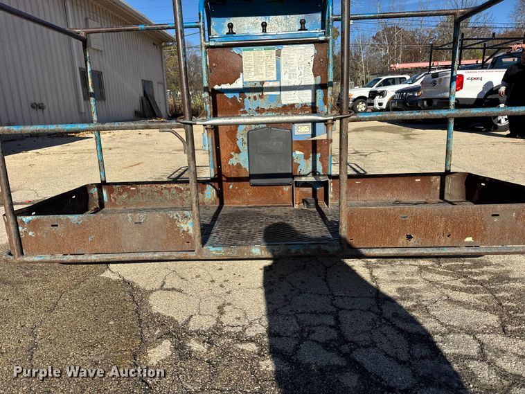 image for item ER0267 2005 Genie S85 boom lift