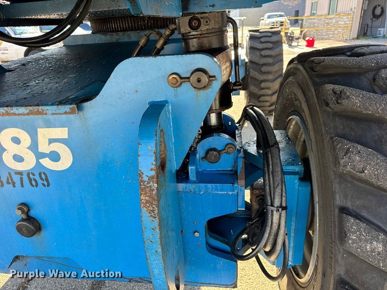image for item ER0267 2005 Genie S85 boom lift
