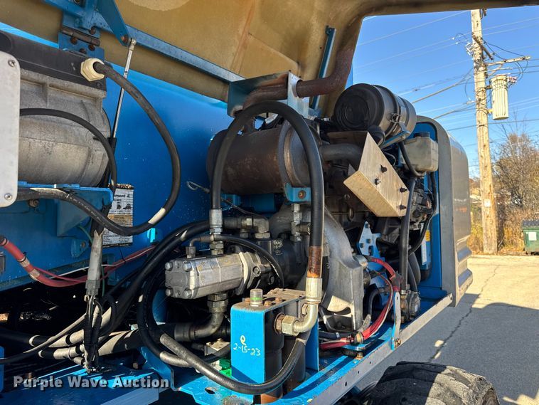 image for item ER0267 2005 Genie S85 boom lift