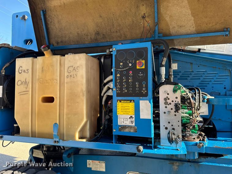 image for item ER0267 2005 Genie S85 boom lift