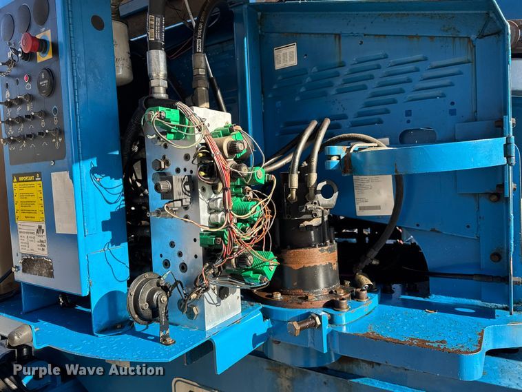 image for item ER0267 2005 Genie S85 boom lift