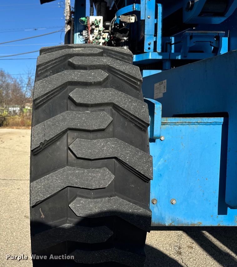 image for item ER0267 2005 Genie S85 boom lift