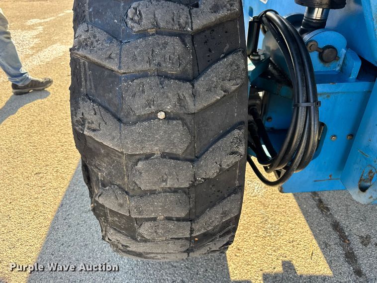 image for item ER0267 2005 Genie S85 boom lift