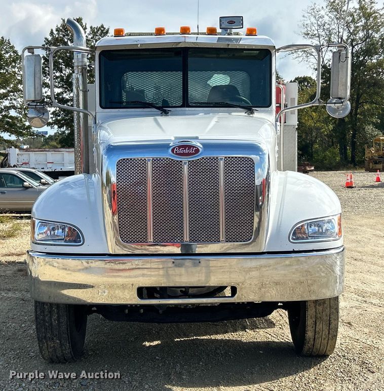 image for item ET6574 2010 Peterbilt 337 utility / service truck