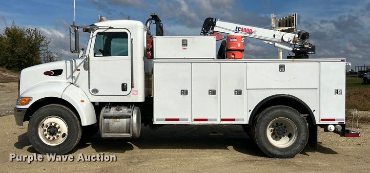 image for item ET6574 2010 Peterbilt 337 utility / service truck