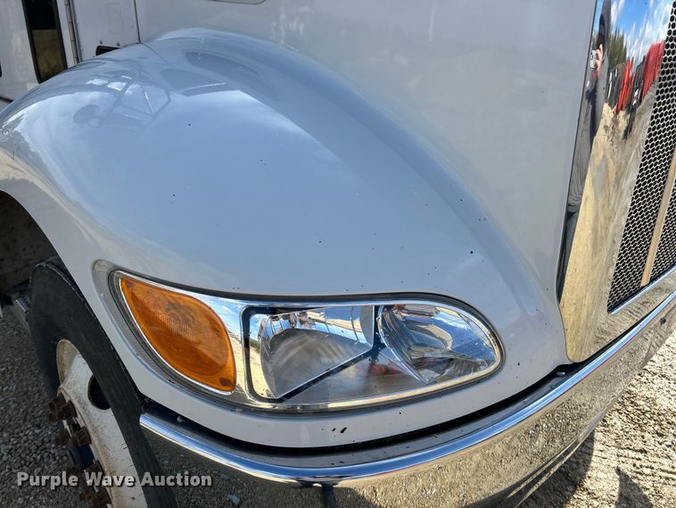 image for item ET6574 2010 Peterbilt 337 utility / service truck