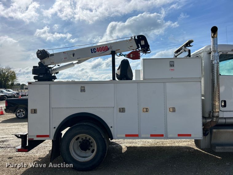 image for item ET6574 2010 Peterbilt 337 utility / service truck