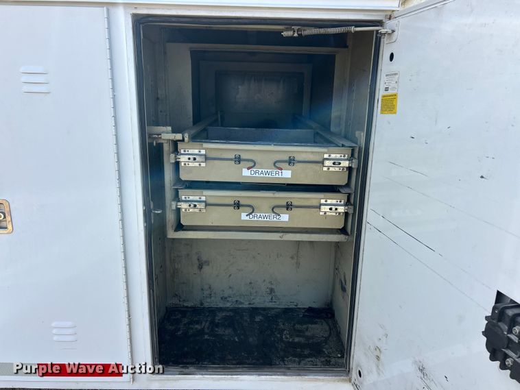 image for item ET6574 2010 Peterbilt 337 utility / service truck