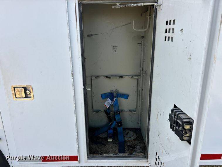 image for item ET6574 2010 Peterbilt 337 utility / service truck