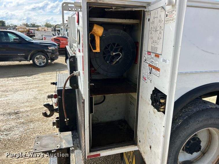 image for item ET6574 2010 Peterbilt 337 utility / service truck