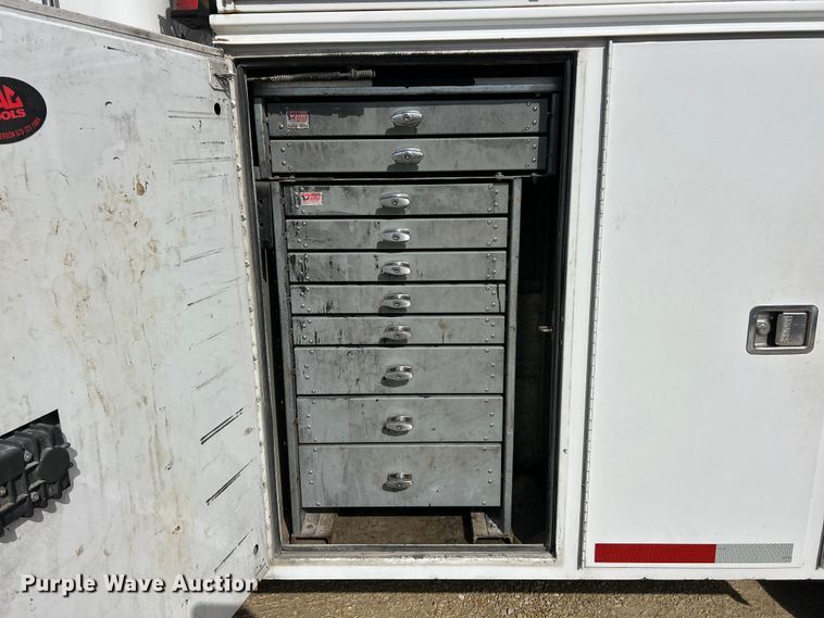 image for item ET6574 2010 Peterbilt 337 utility / service truck