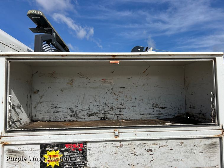 image for item ET6574 2010 Peterbilt 337 utility / service truck