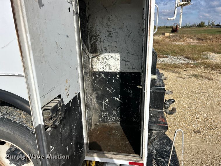 image for item ET6574 2010 Peterbilt 337 utility / service truck