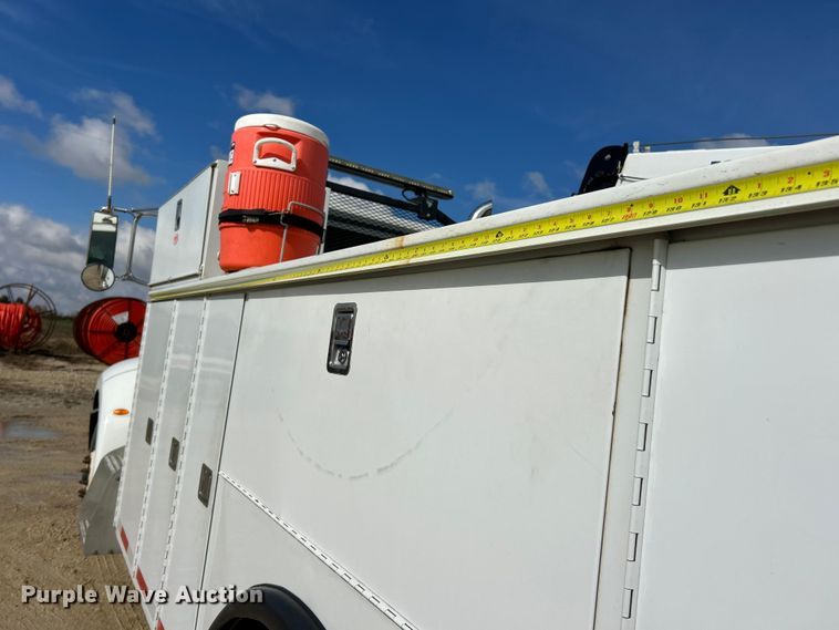 image for item ET6574 2010 Peterbilt 337 utility / service truck