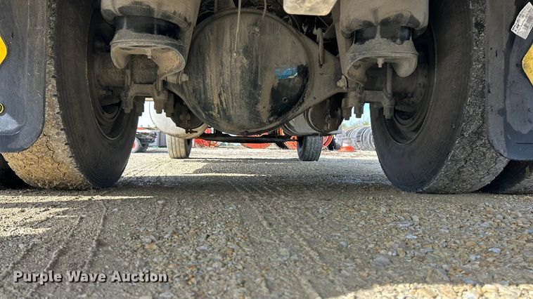 image for item ET6574 2010 Peterbilt 337 utility / service truck