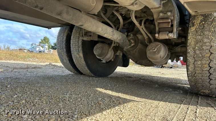 image for item ET6574 2010 Peterbilt 337 utility / service truck