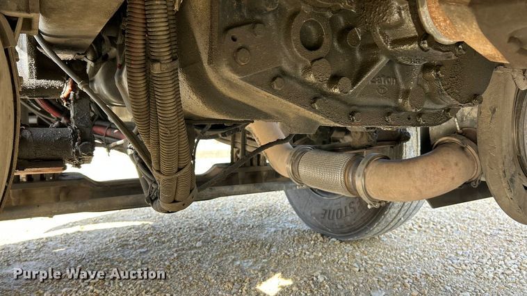 image for item ET6574 2010 Peterbilt 337 utility / service truck