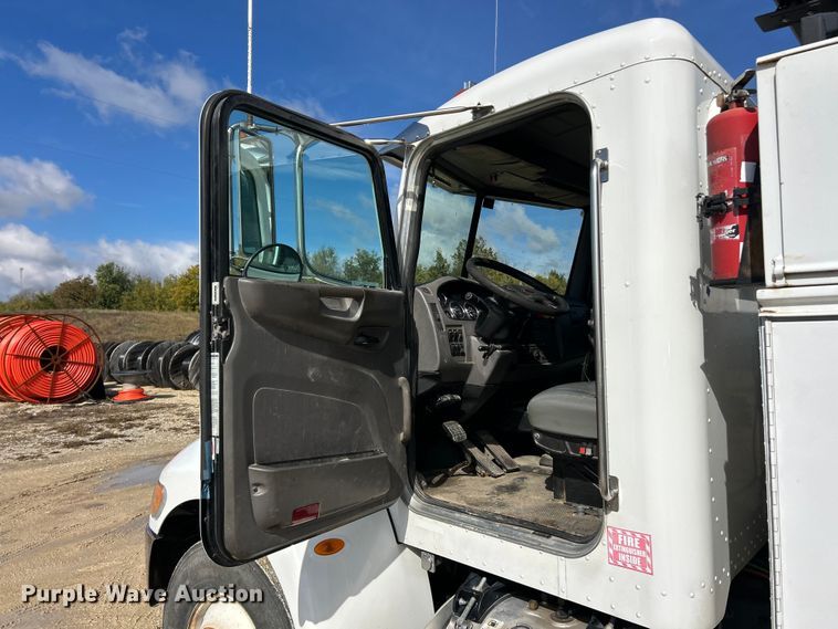 image for item ET6574 2010 Peterbilt 337 utility / service truck