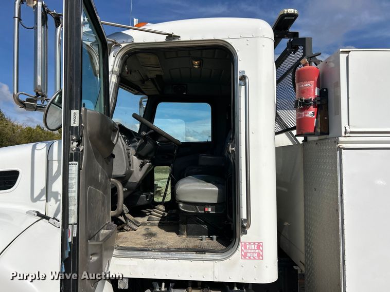 image for item ET6574 2010 Peterbilt 337 utility / service truck