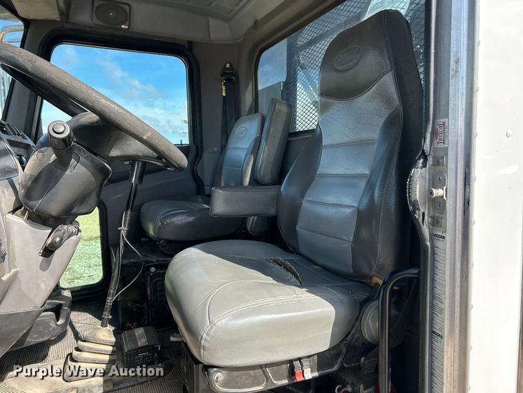 image for item ET6574 2010 Peterbilt 337 utility / service truck