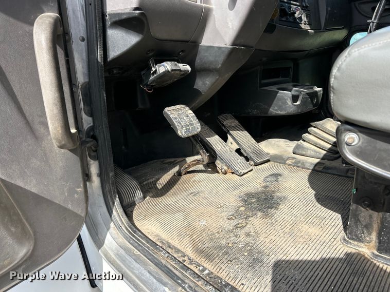 image for item ET6574 2010 Peterbilt 337 utility / service truck