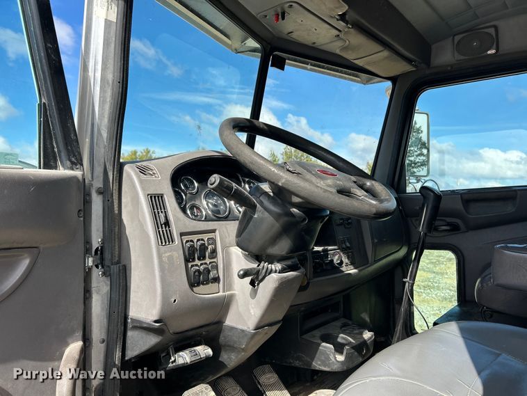 image for item ET6574 2010 Peterbilt 337 utility / service truck