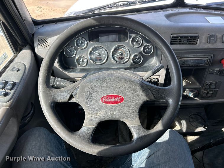 image for item ET6574 2010 Peterbilt 337 utility / service truck