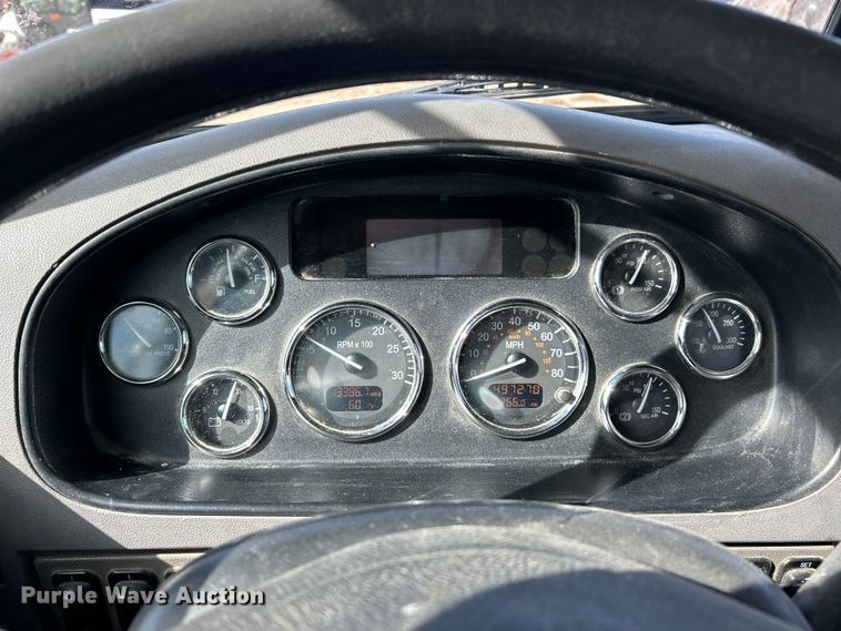 image for item ET6574 2010 Peterbilt 337 utility / service truck