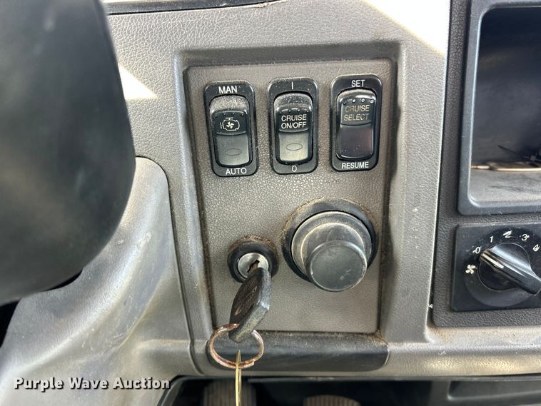 image for item ET6574 2010 Peterbilt 337 utility / service truck