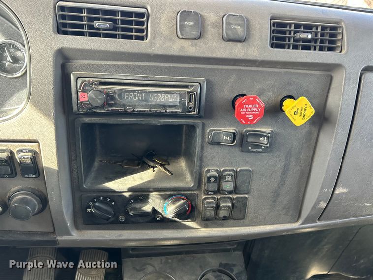 image for item ET6574 2010 Peterbilt 337 utility / service truck