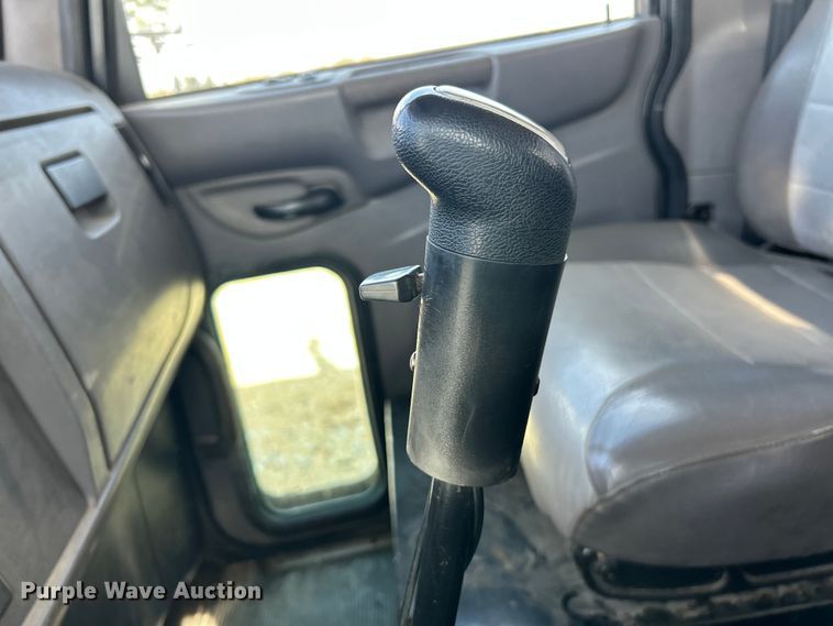 image for item ET6574 2010 Peterbilt 337 utility / service truck