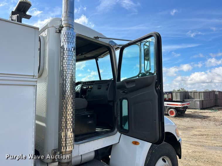 image for item ET6574 2010 Peterbilt 337 utility / service truck