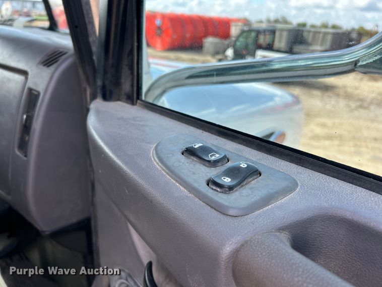 image for item ET6574 2010 Peterbilt 337 utility / service truck