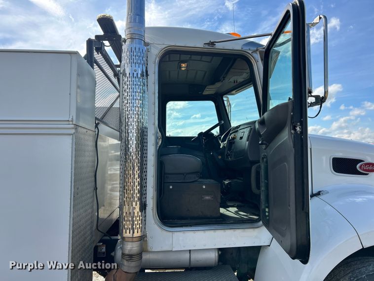 image for item ET6574 2010 Peterbilt 337 utility / service truck