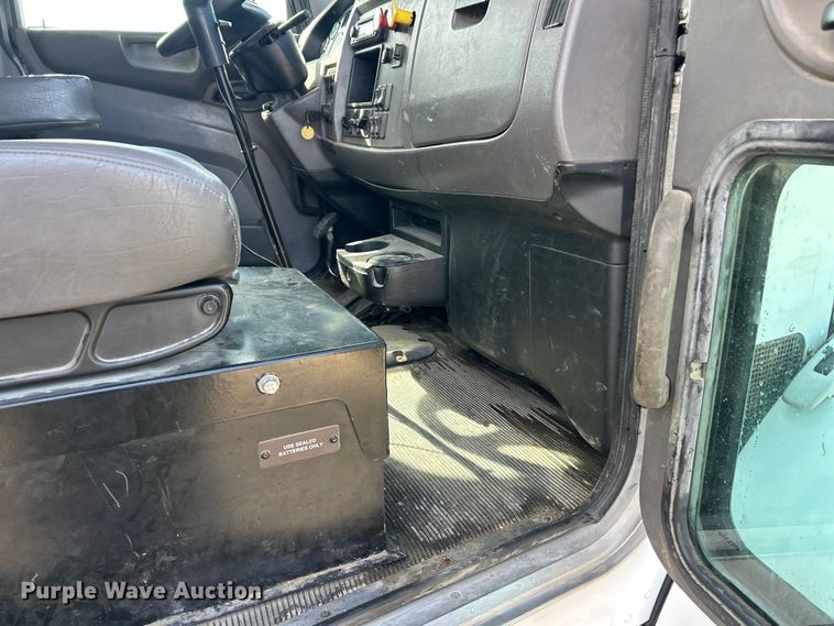 image for item ET6574 2010 Peterbilt 337 utility / service truck