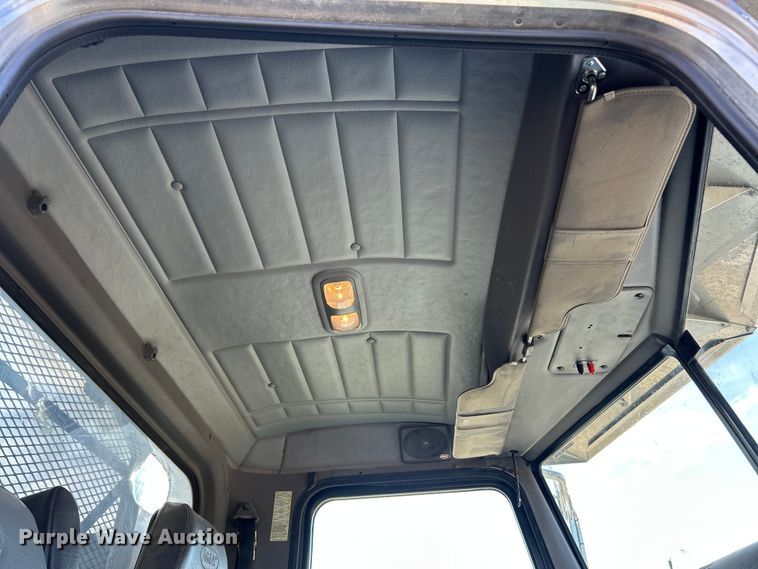 image for item ET6574 2010 Peterbilt 337 utility / service truck