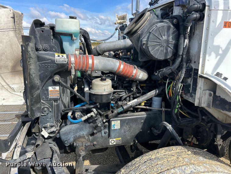 image for item ET6574 2010 Peterbilt 337 utility / service truck