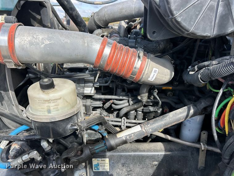 image for item ET6574 2010 Peterbilt 337 utility / service truck