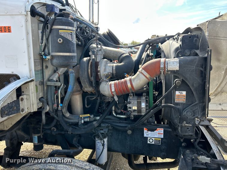 image for item ET6574 2010 Peterbilt 337 utility / service truck