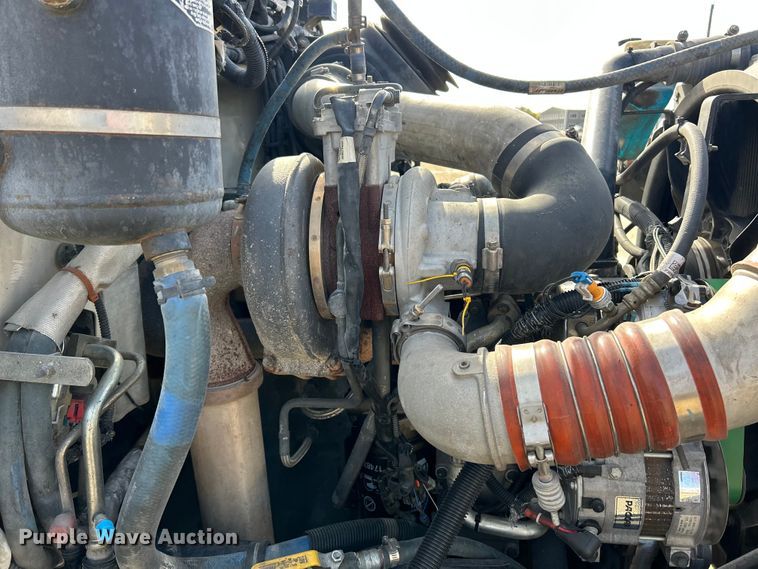 image for item ET6574 2010 Peterbilt 337 utility / service truck