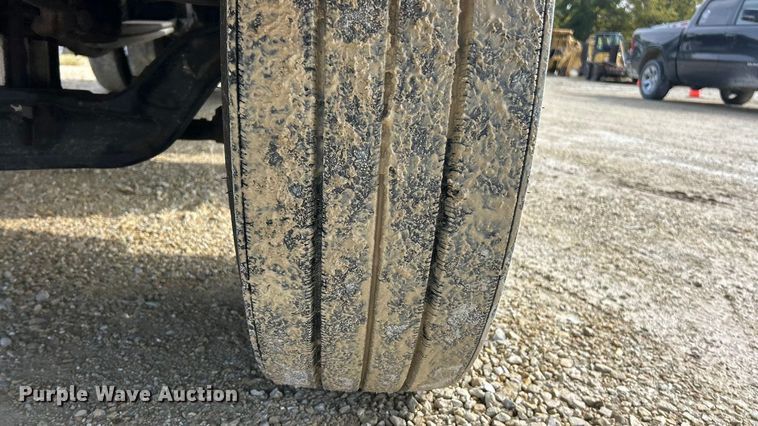 image for item ET6574 2010 Peterbilt 337 utility / service truck