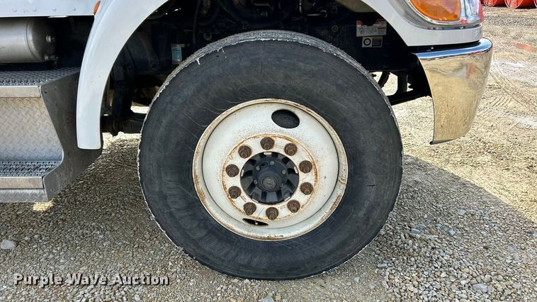 image for item ET6574 2010 Peterbilt 337 utility / service truck