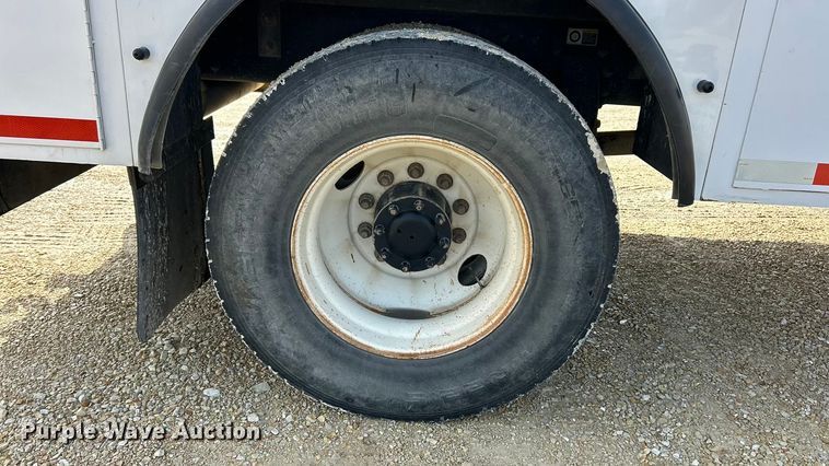 image for item ET6574 2010 Peterbilt 337 utility / service truck