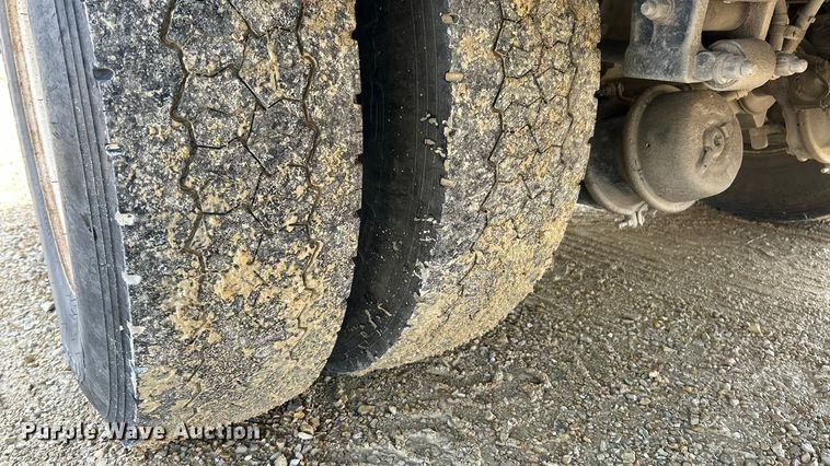 image for item ET6574 2010 Peterbilt 337 utility / service truck